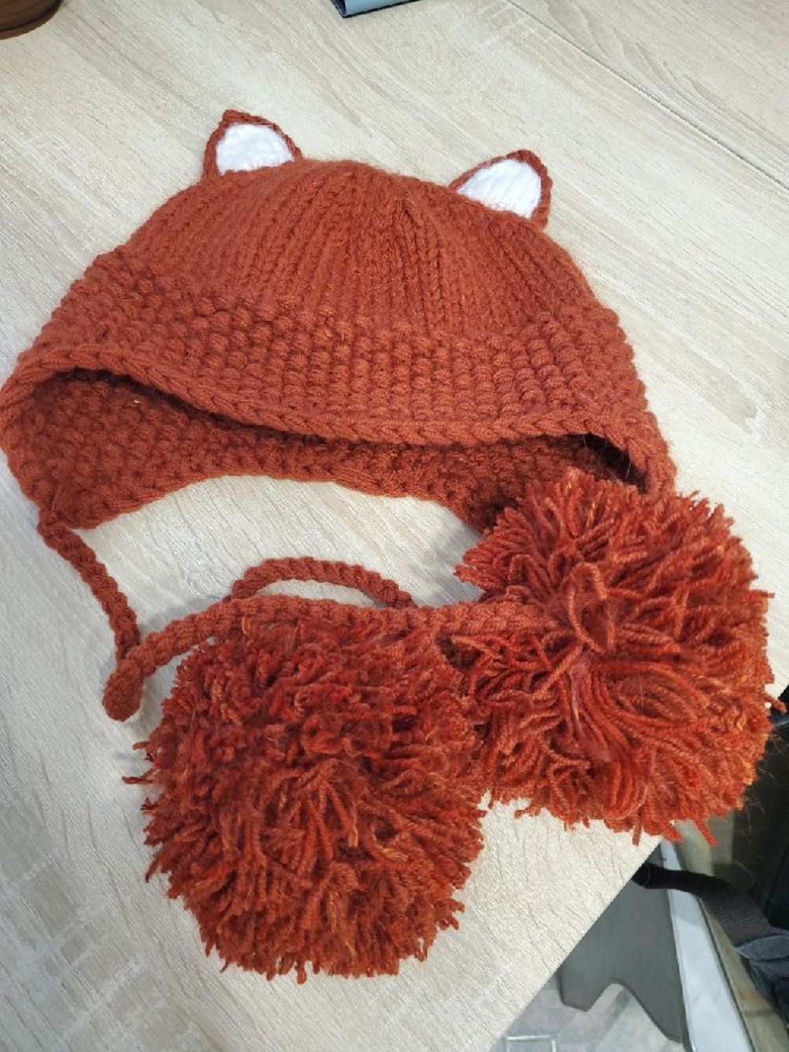 Photo №3 к отзыву покупателя Alisa о товаре Рыжая шапка с ушками лисы, верёвочки с помпонами, уши кошки