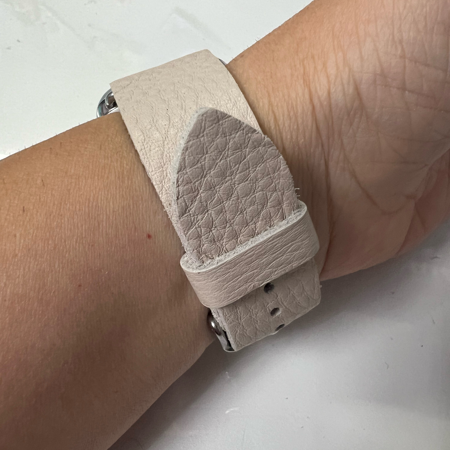 Фото №2 к отзыву покупателя Марина о товаре Кожаный ремешок на Apple Watch "Бежевый" и еще 1 товар