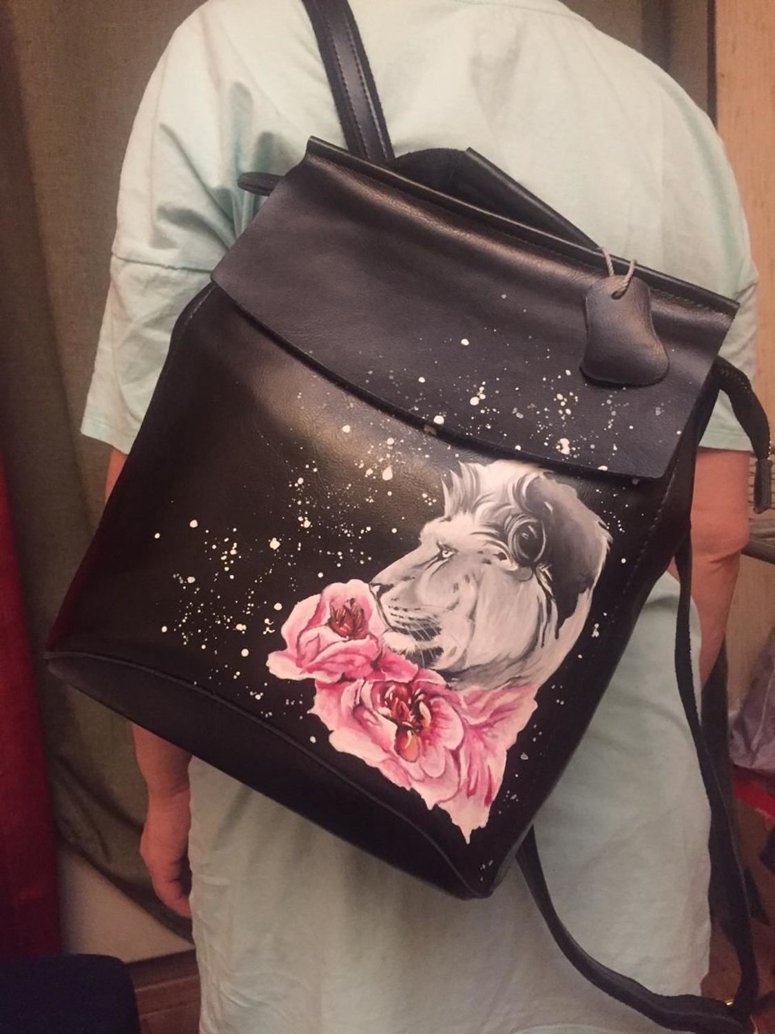 Фото №1 к отзыву покупателя Мария о товаре Женский кожаный рюкзак с ручной росписью Лисы
