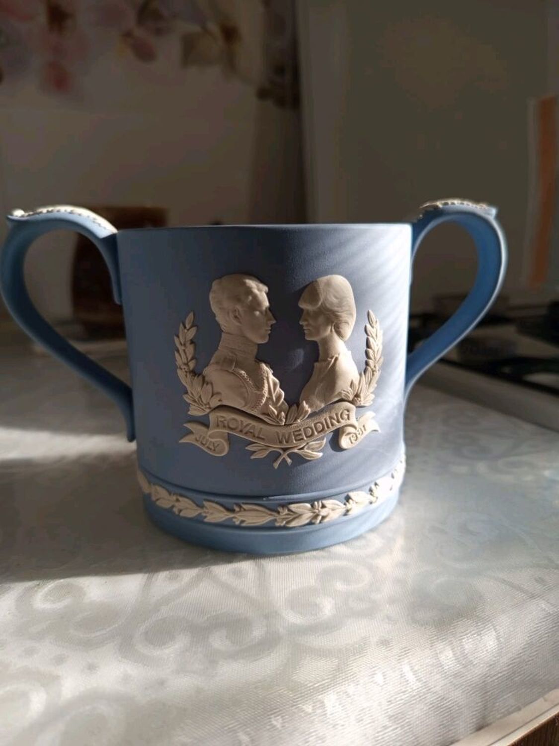 Фото №1 к отзыву покупателя Сергей Адодин о товаре Винтаж: Wedgwood Jasperware огромная кружка Чарльз и Диана в фирменной коробке