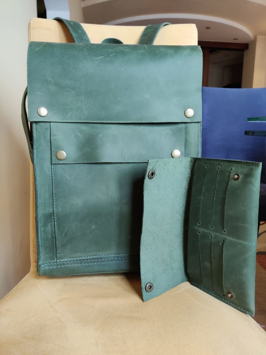 Фото №1 к отзыву покупателя Lana о товаре Винтажный кожаный рюкзак изумрудного цвета + кошелек! Разные цвета!