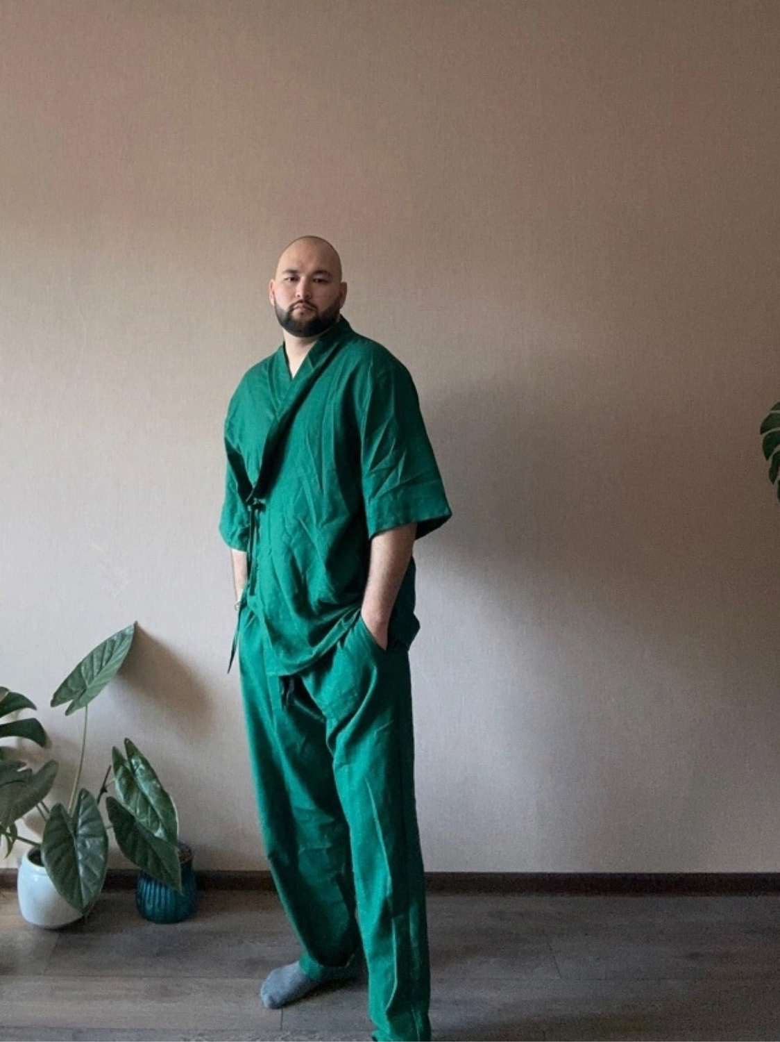 Фото №1 к отзыву покупателя Amir Kushaliev о товаре Мужское кимоно и брюки из льна «шоколад»