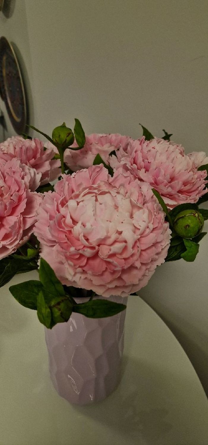 Photo №1 к отзыву покупателя Katerina о товаре Цветы: Букет розовых пионов из холодного фарфора. and 1 more item