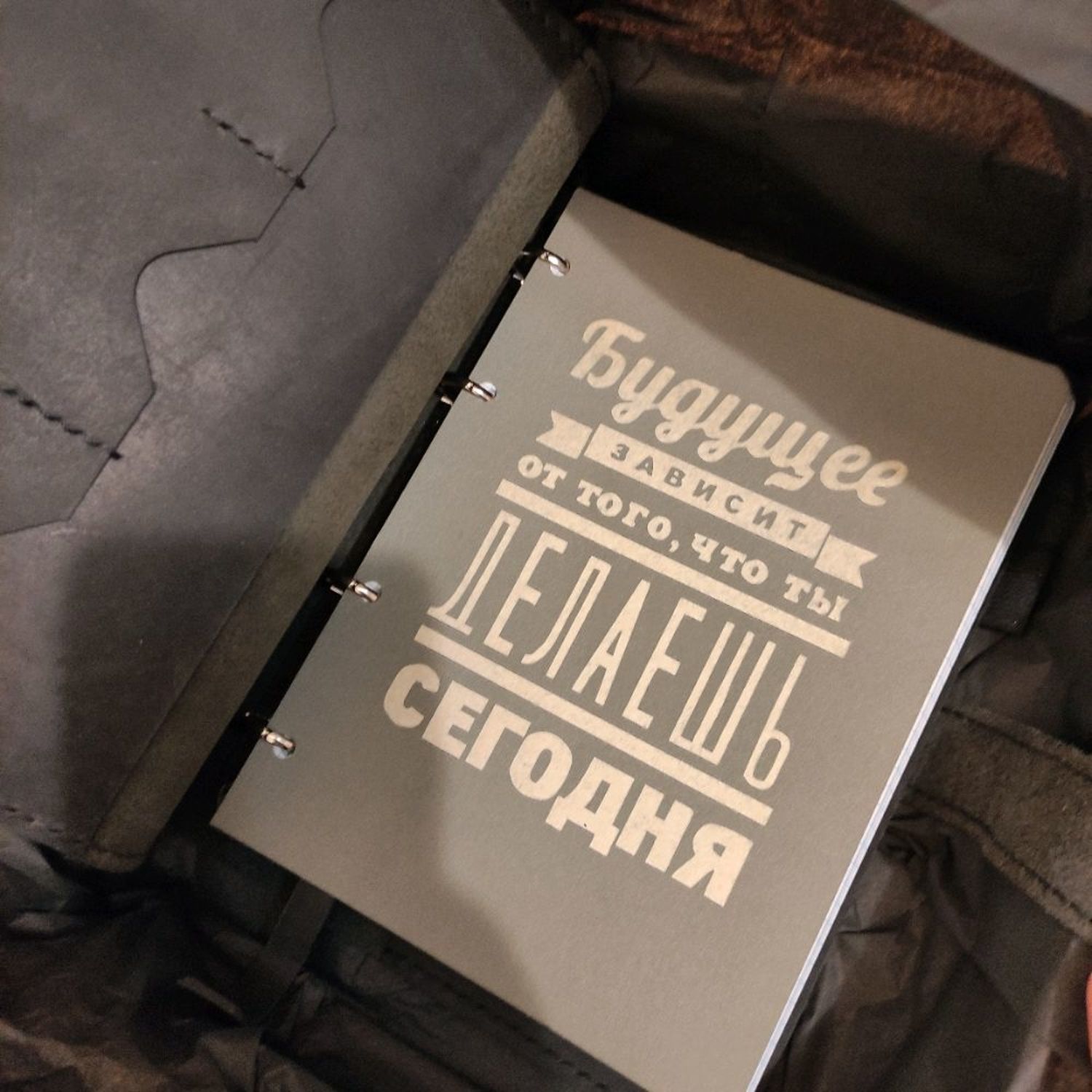 Фото №3 к отзыву покупателя Броши и кулоны из бисера и камней olikabis о товаре Кожаный ежедневник графит, сшитый ручным швом