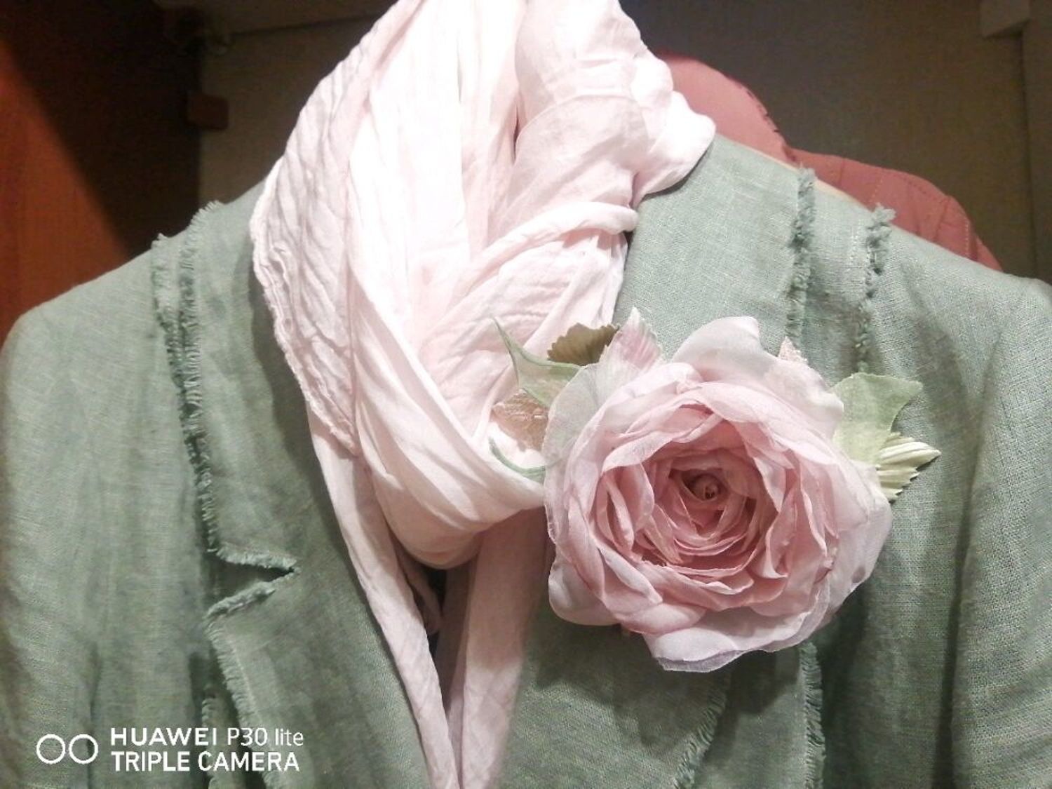 Фото №1 к отзыву покупателя Ольга Helga о товаре Брошь цветок из ткани шифоновая роза "Нежнее нежного"