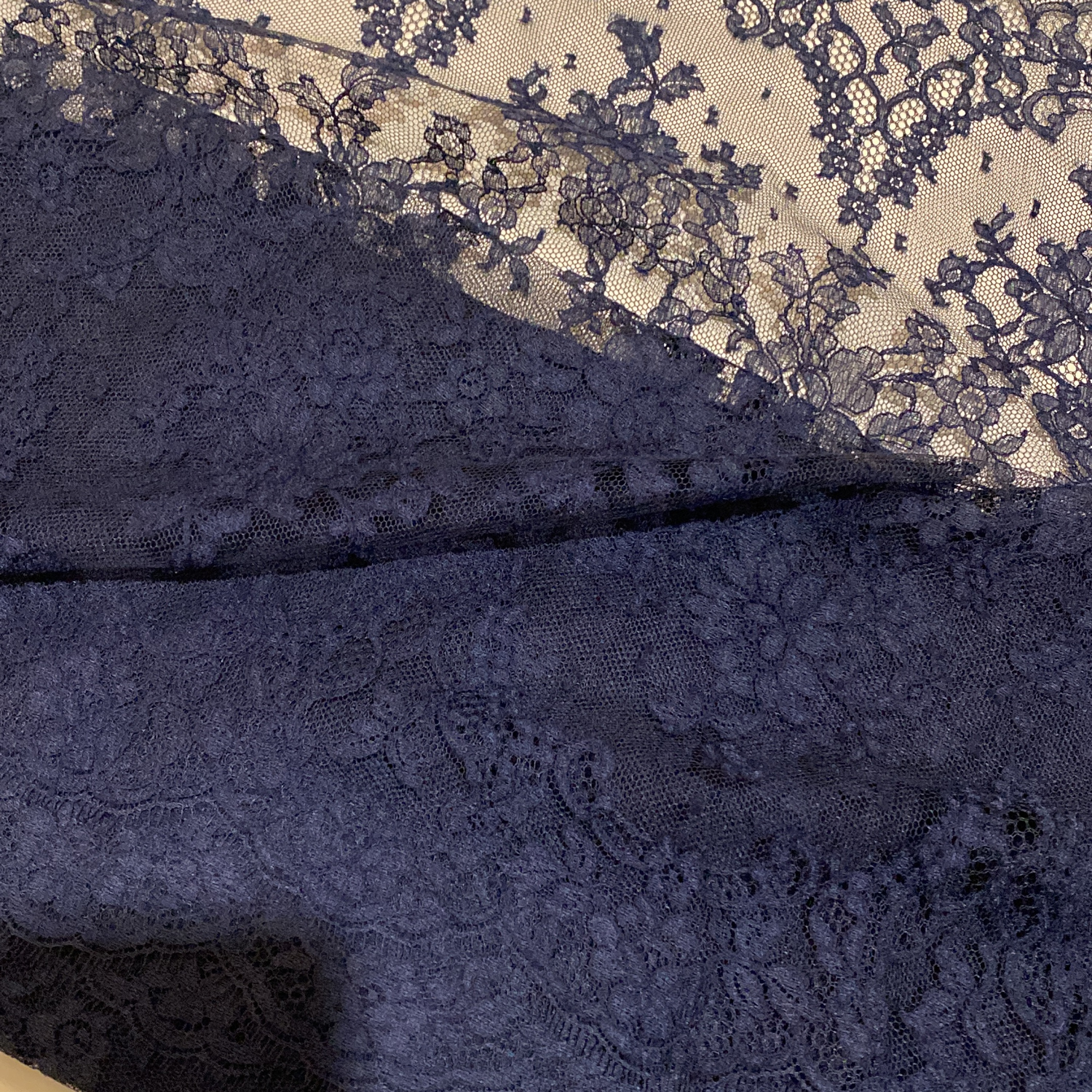 Фото №1 к отзыву покупателя Елена о товаре Французский гипюр Шантильи темно синий цвет