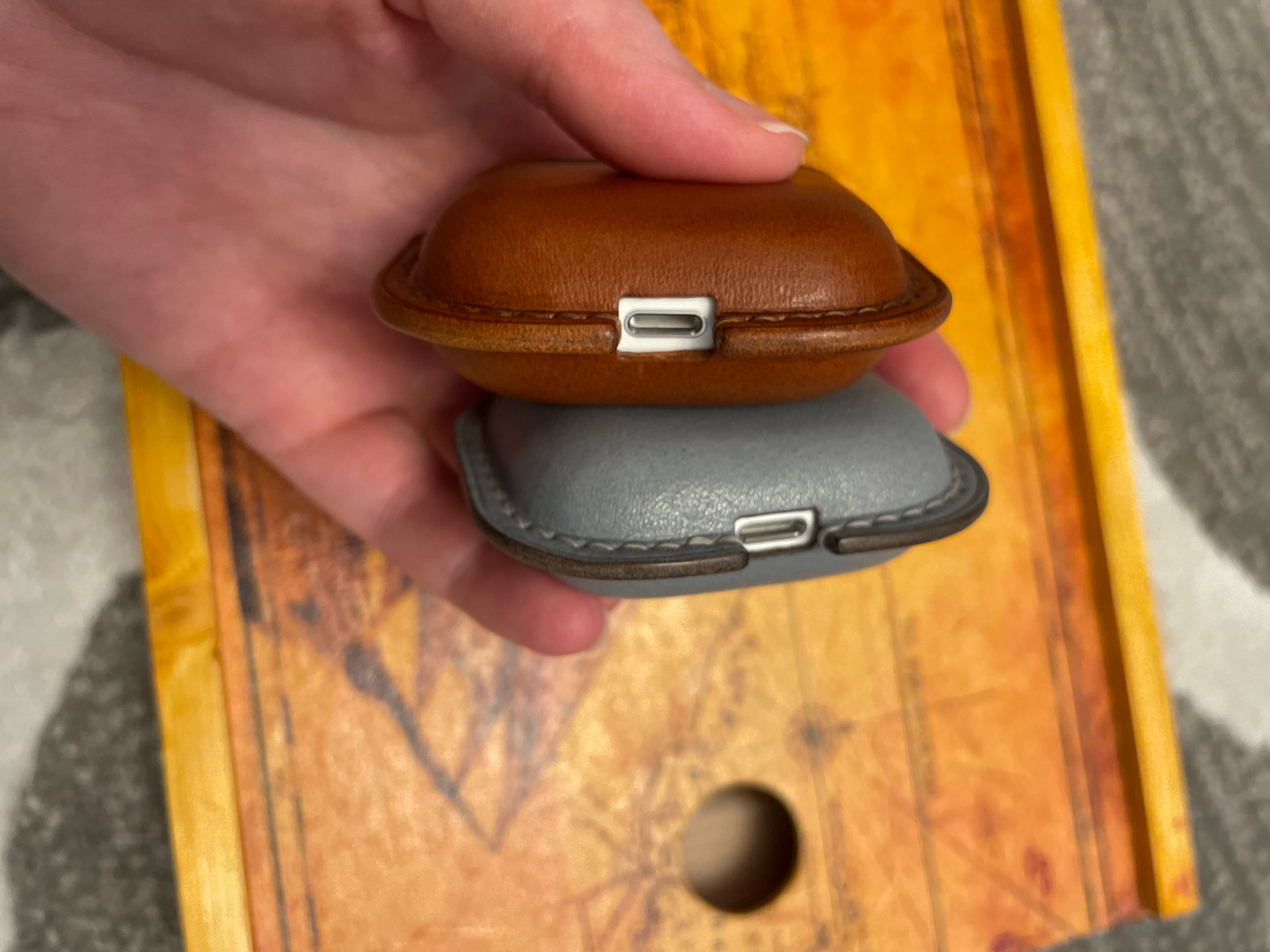 Фото №4 к отзыву покупателя Ксения о товаре Чехол для AirPods 3 из итальянской кожи buttero и еще 1 товар