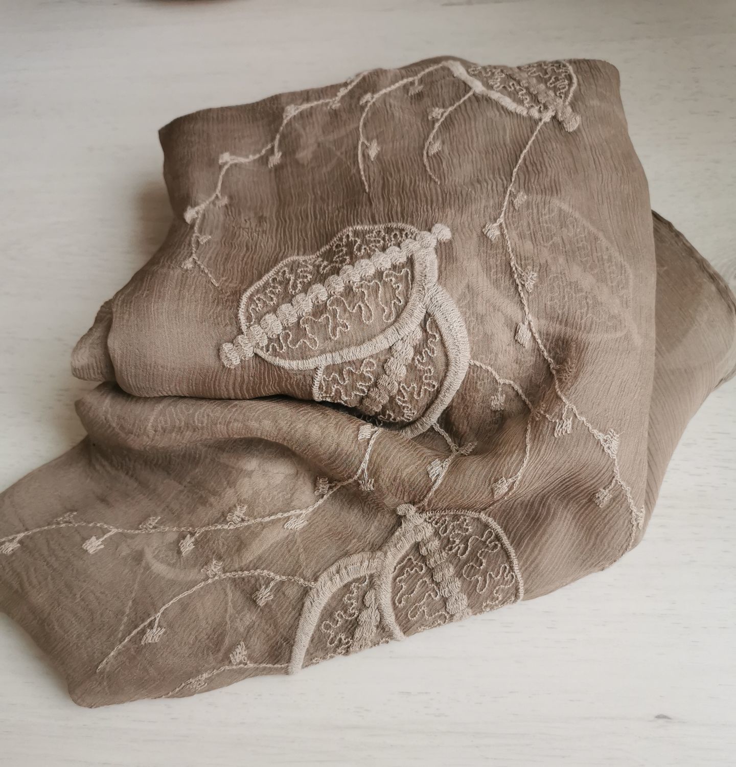 Фото №2 к отзыву покупателя Elena Goncharova о товаре Эксклюзивный шелковый расшитый платок из ткани Gucci  темный беж