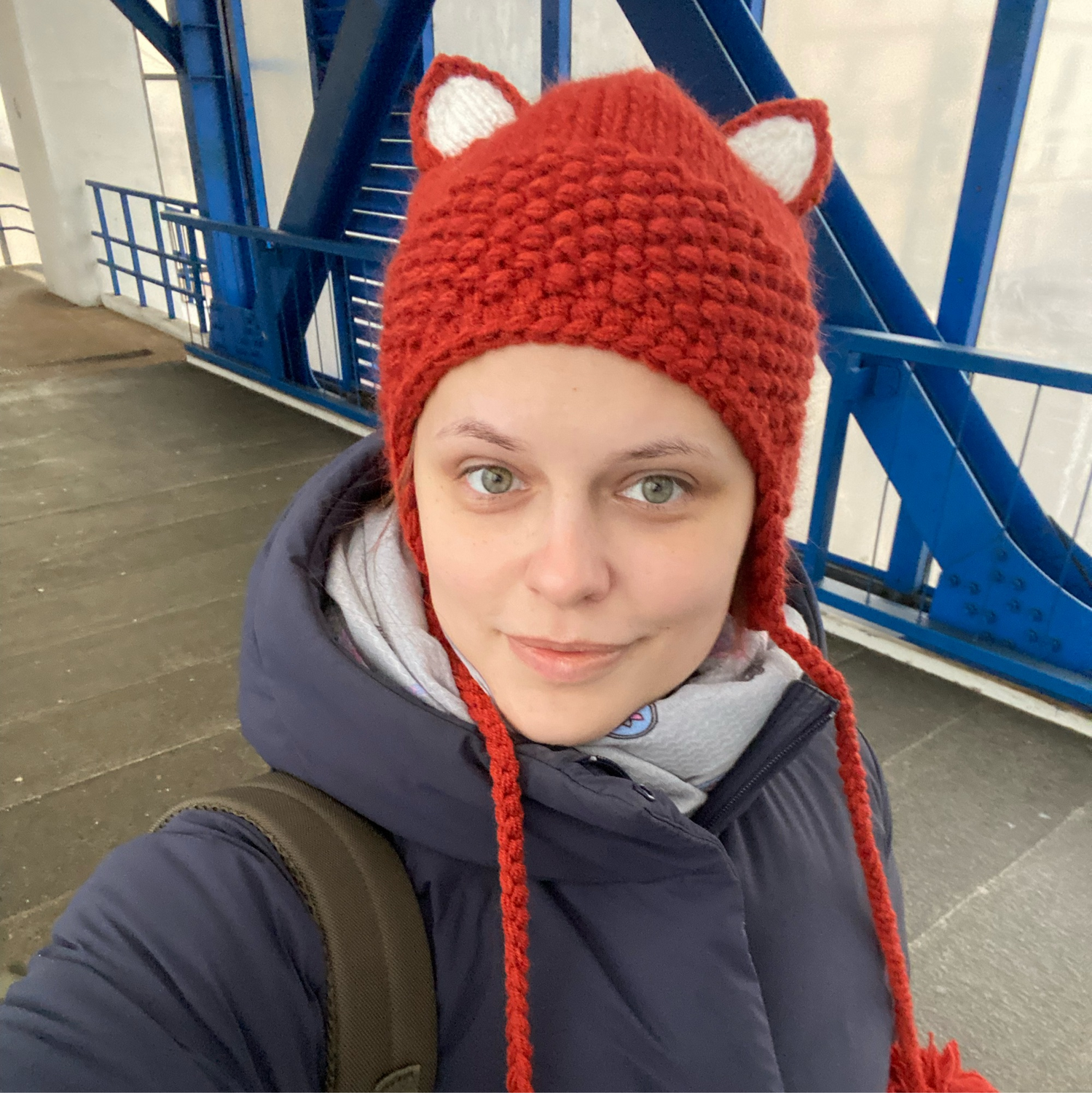 Фото №1 к отзыву покупателя Арина Филиппова о товаре Шапка с ушками, с помпонами, уши кошки, шапка лиса