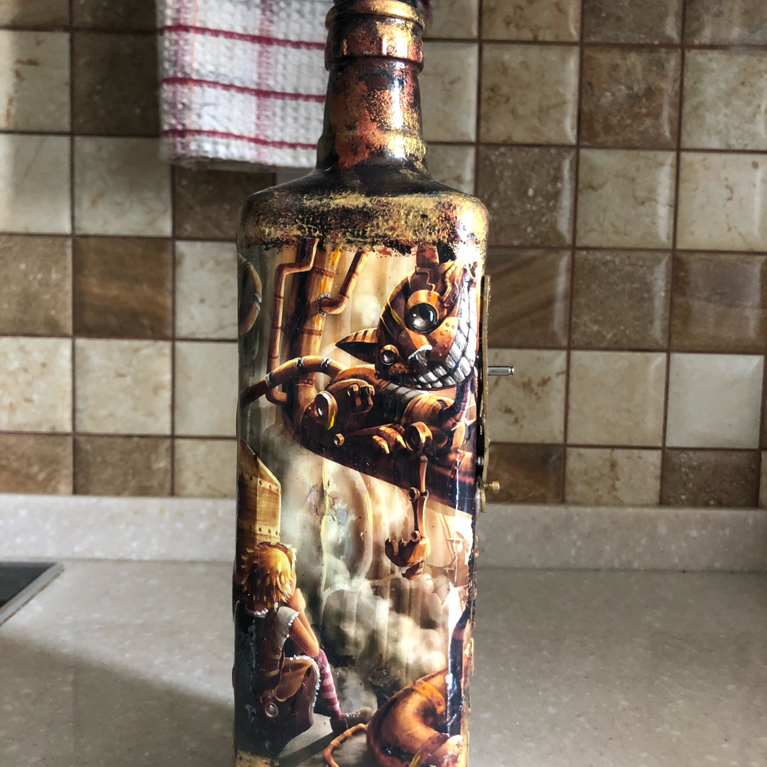Фото №1 к отзыву покупателя Roman Gorbunov о товаре Бутыль с декором Стимпанк "Алиса и Чеширский"