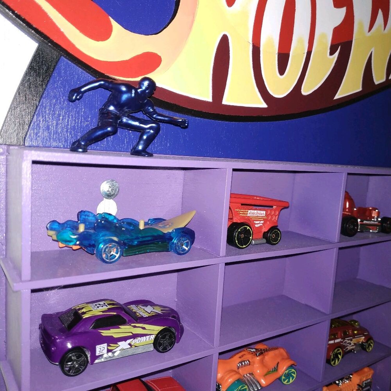 Фото №3 к отзыву покупателя Шашков Сергей о товаре Полка для машинок Hot Wheels.  Подарок мальчику. Полка для машинок