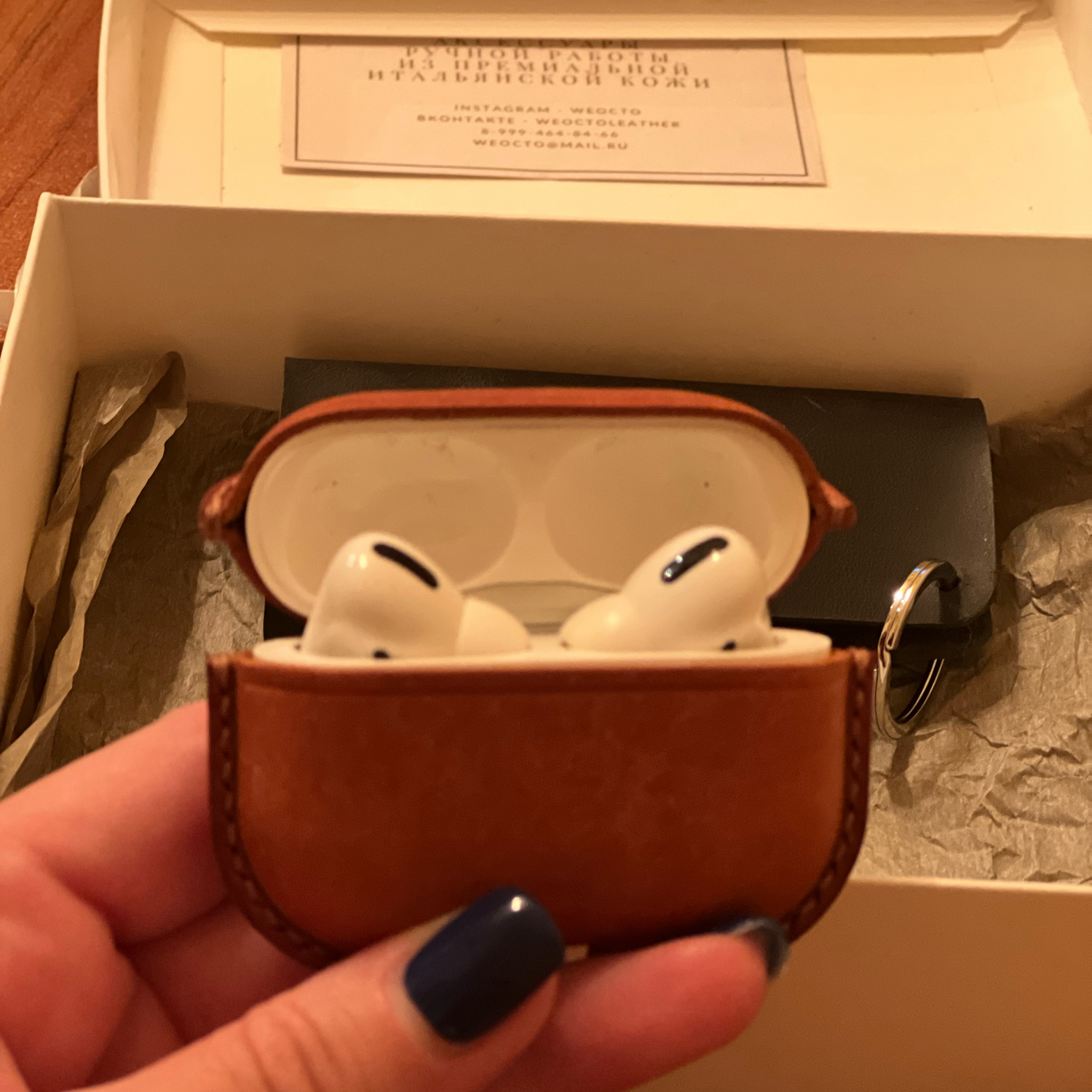 Фото №4 к отзыву покупателя Наталья о товаре Чехол для AirPods Pro в рыжем оттенке из натуральной кожи 