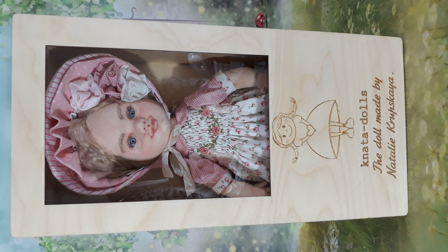 Photo №1 к отзыву покупателя knata-dolls(Natalya Krupskaya) о товаре Коробочка с окном для кукол с креплением крышки на магнитах
