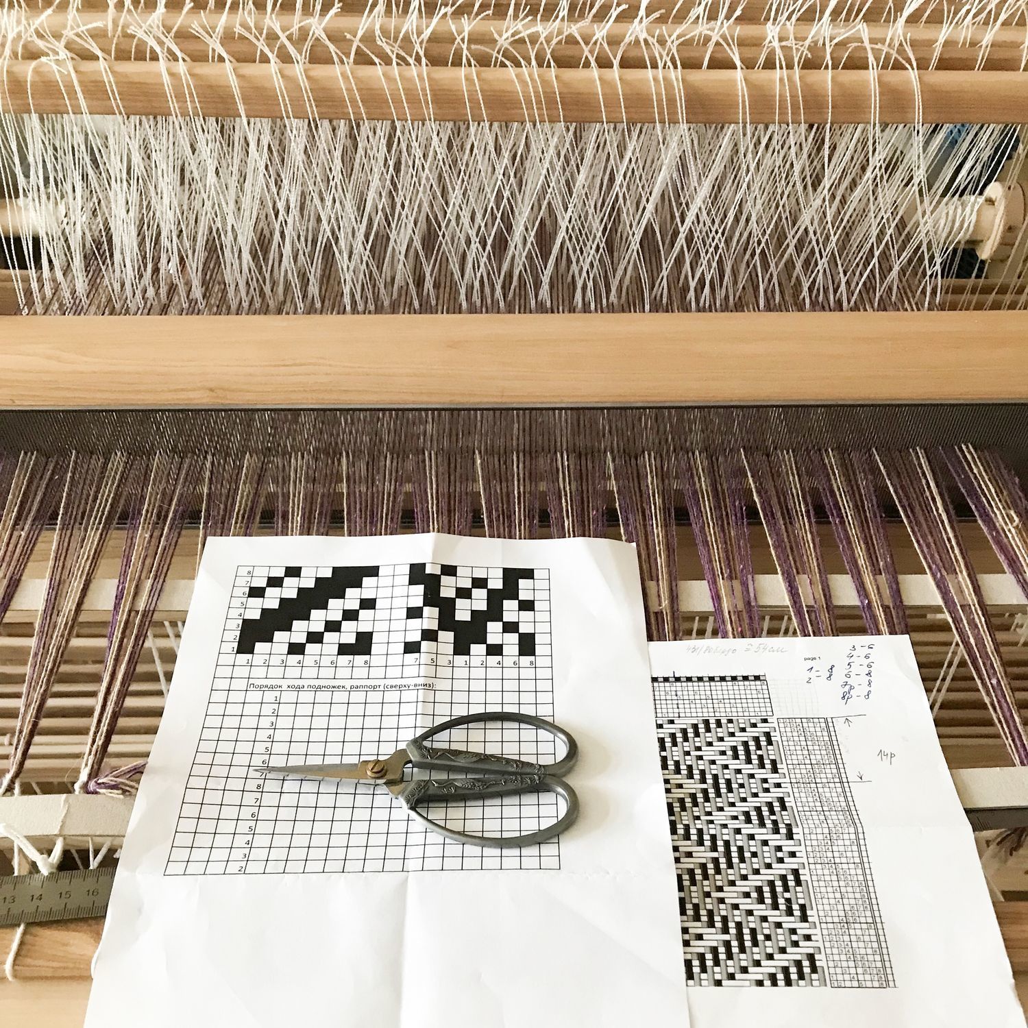 Фото №4 к отзыву покупателя Weaving boutique о товаре Напольный ткацкий станок ТАИРА. Управление - параллельный контрмарш