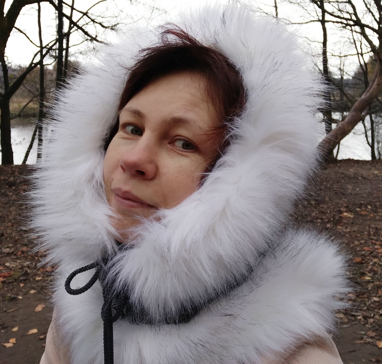 Фото №4 к отзыву покупателя Корзинка счастья о товаре Снуд с двойной меховой опушкой.  Серый рисунок с белым мехом