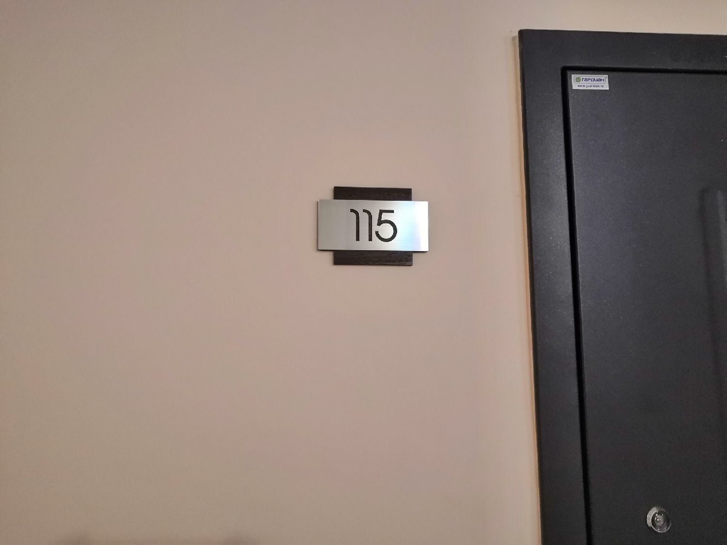 Фото №1 к отзыву покупателя Михаил о товаре Номерок на дверь "Plus" (квартира, дом)