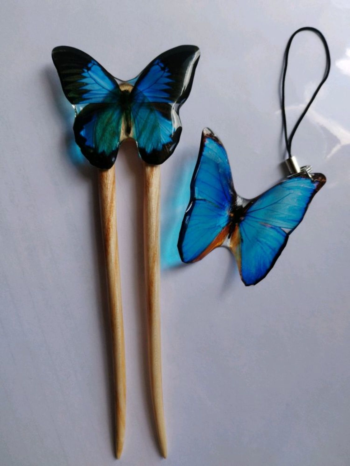 Фото №1 к отзыву покупателя Алина Жукова о товаре Шпилька для волос деревянная из ясеня с сине-черной бабочкой Смола