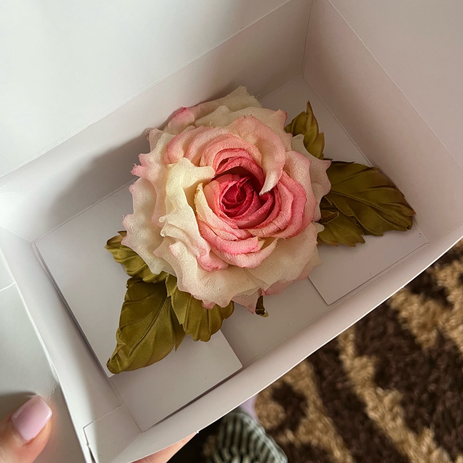 Фото №1 к отзыву покупателя Полина о товаре Брошь Летис, роза из шёлка, цветок из ткани, цветы