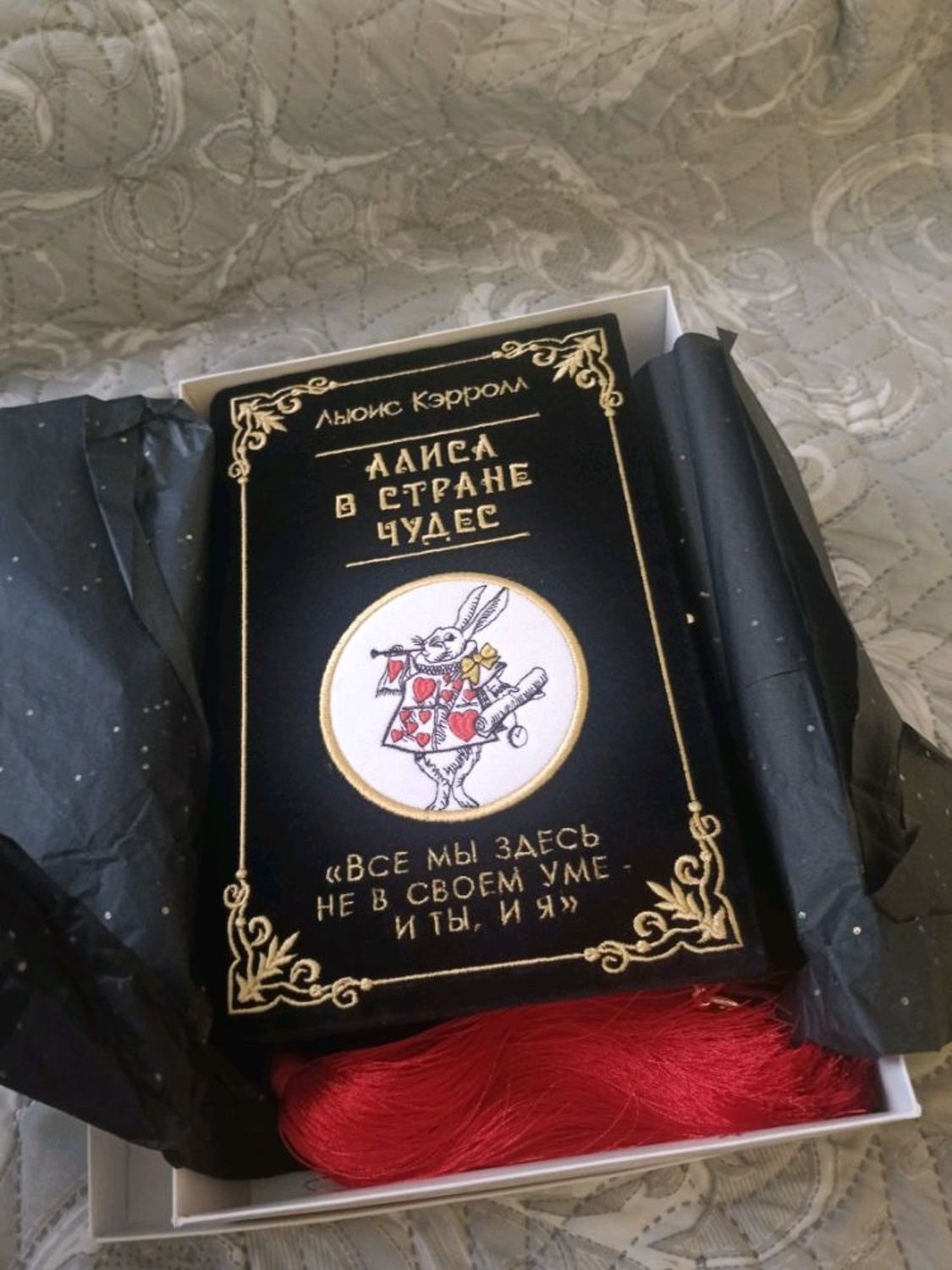 Photo №5 к отзыву покупателя Polina Olshanitskaya о товаре Клатч-книга "Алиса в стране чудес"