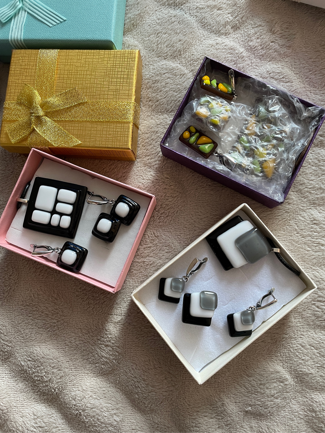 Photo №1 к отзыву покупателя Olga о товаре "Тетрис", комплект украшений из стекла and 7 more items