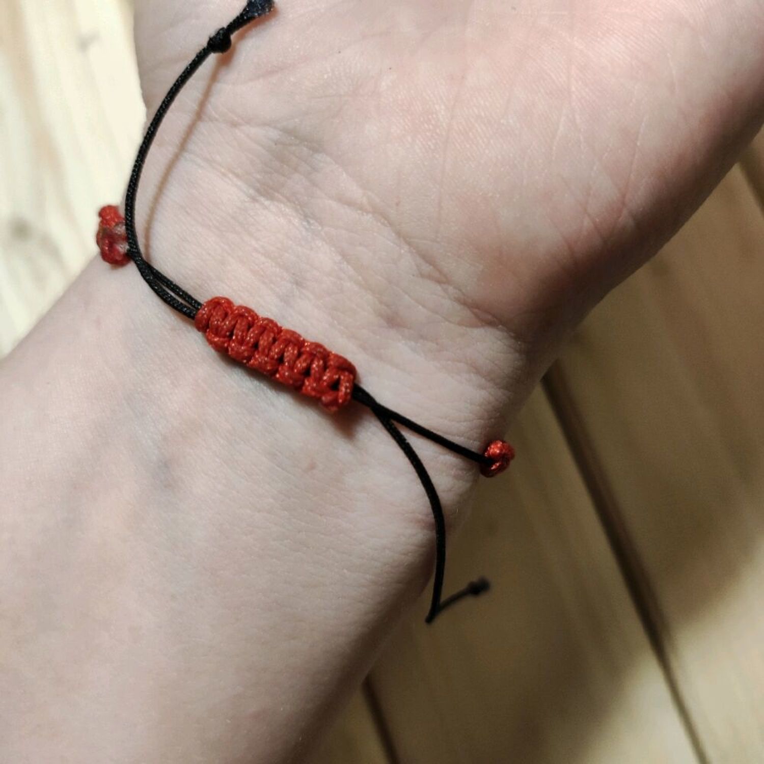 Photo №2 к отзыву покупателя Solnce Shop о товаре Оберег красная нить с подвеской