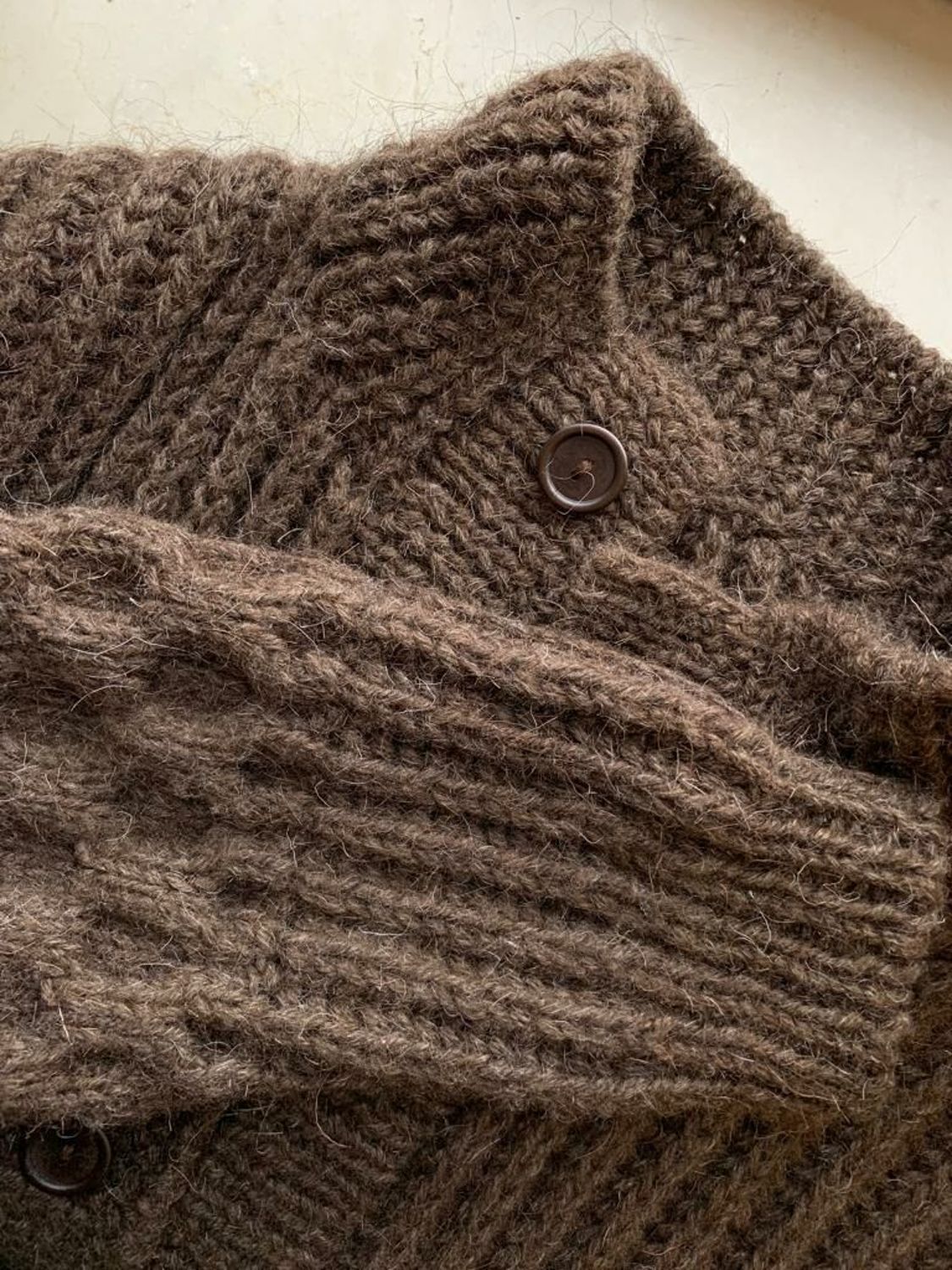 Фото №1 к отзыву покупателя Vest67 о товаре Вязаный мужской джемпер, вязаный мужской свитер, коричневый свитер