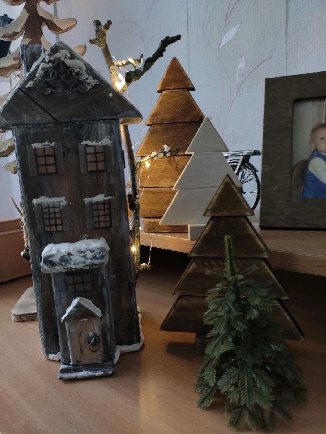 Фото №2 к отзыву покупателя Анна о товаре Старый винтажный деревянный зимний дом с часами!