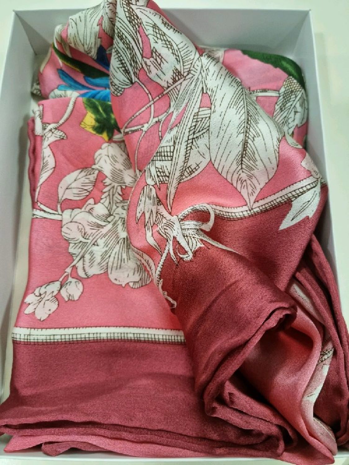 Фото №3 к отзыву покупателя Оксана о товаре Платки: Шелковый платок из ткани Gucci " Flowers"