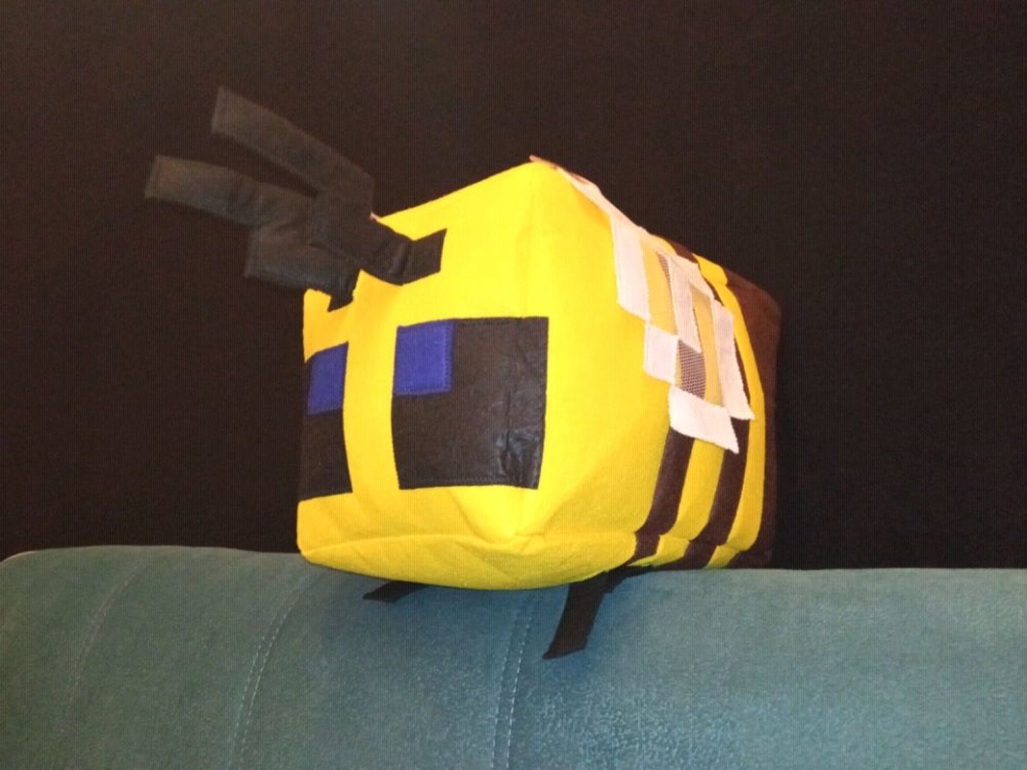 Фото №1 к отзыву покупателя Новиков Николай о товаре Мягкая игрушка пчелы из Minecraft (30 см)