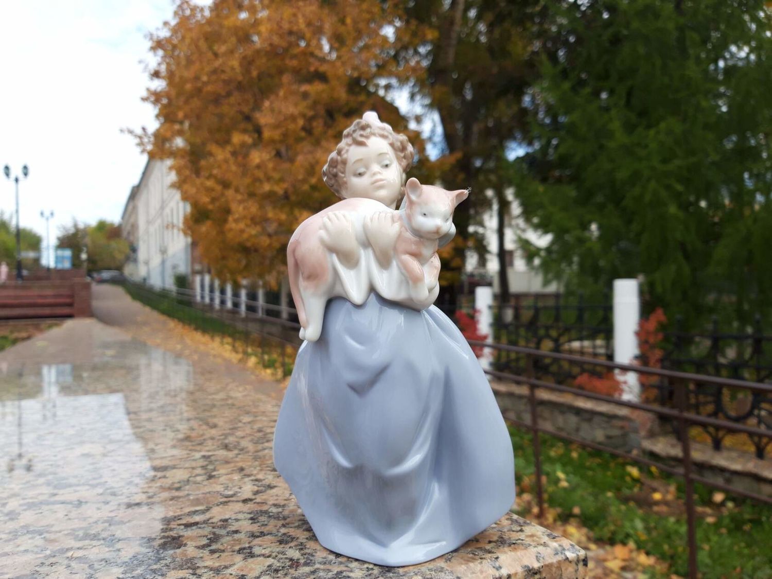 Фото №3 к отзыву покупателя Ивонина Елена о товаре Винтаж: LLADRO Испания статуэтка Девочка с котенком Раритет