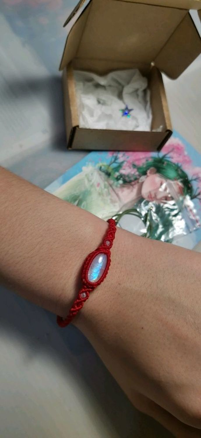 Photo №2 к отзыву покупателя Ekaterina Starikova о товаре Красный браслет лунный камень браслет из лунного камня браслет тонкий