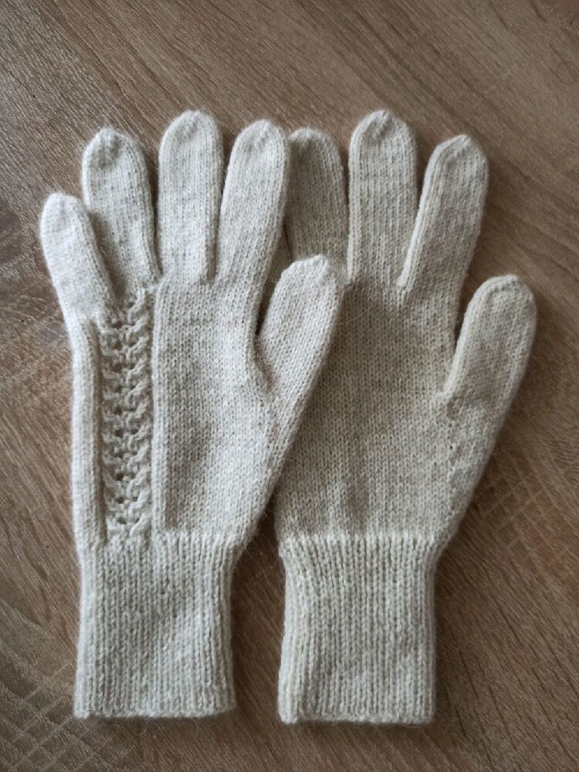 Photo №2 к отзыву покупателя Elena о товаре Пушистые, теплые перчатки молочного цвета.
