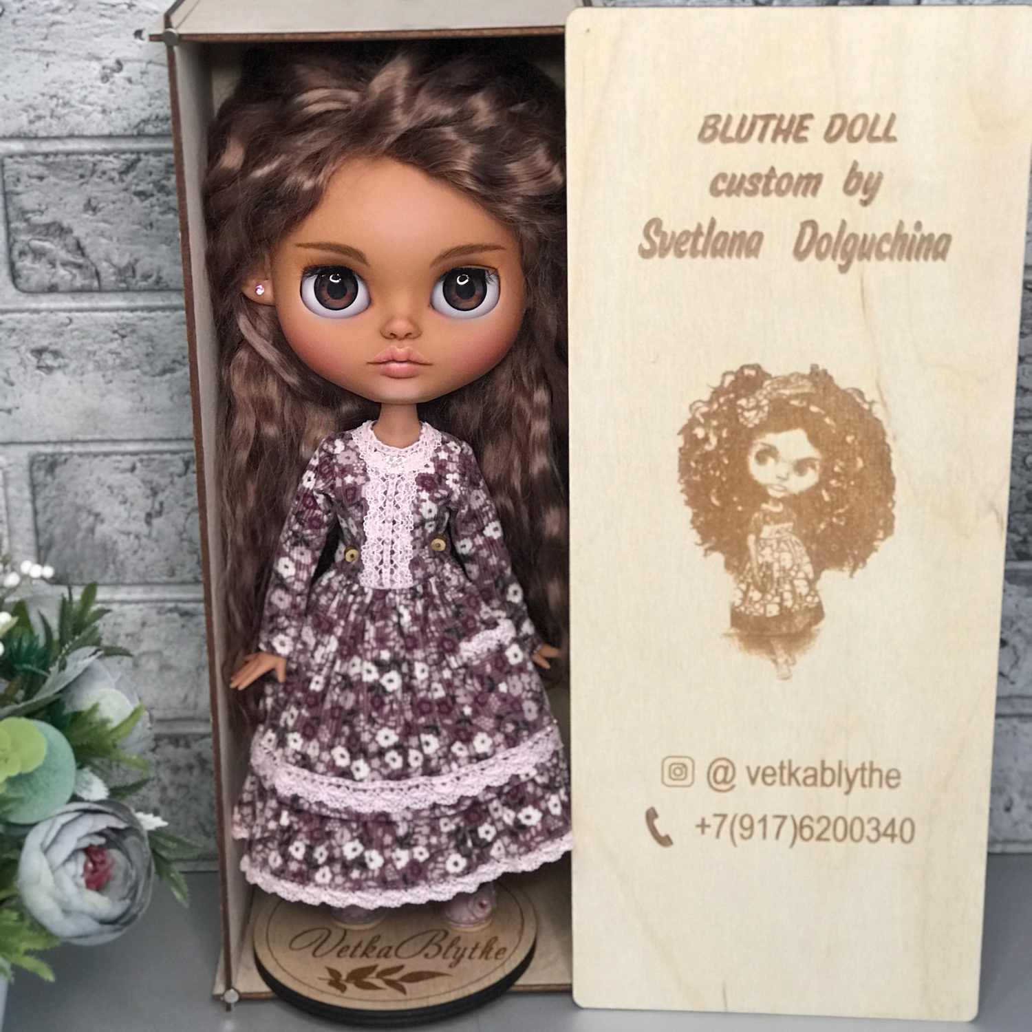 Photo №2 к отзыву покупателя Dolgushina Svetlana (VetkaBlythe) о товаре Подставки для кукол из дерева с Вашим логотипом and 1 more item