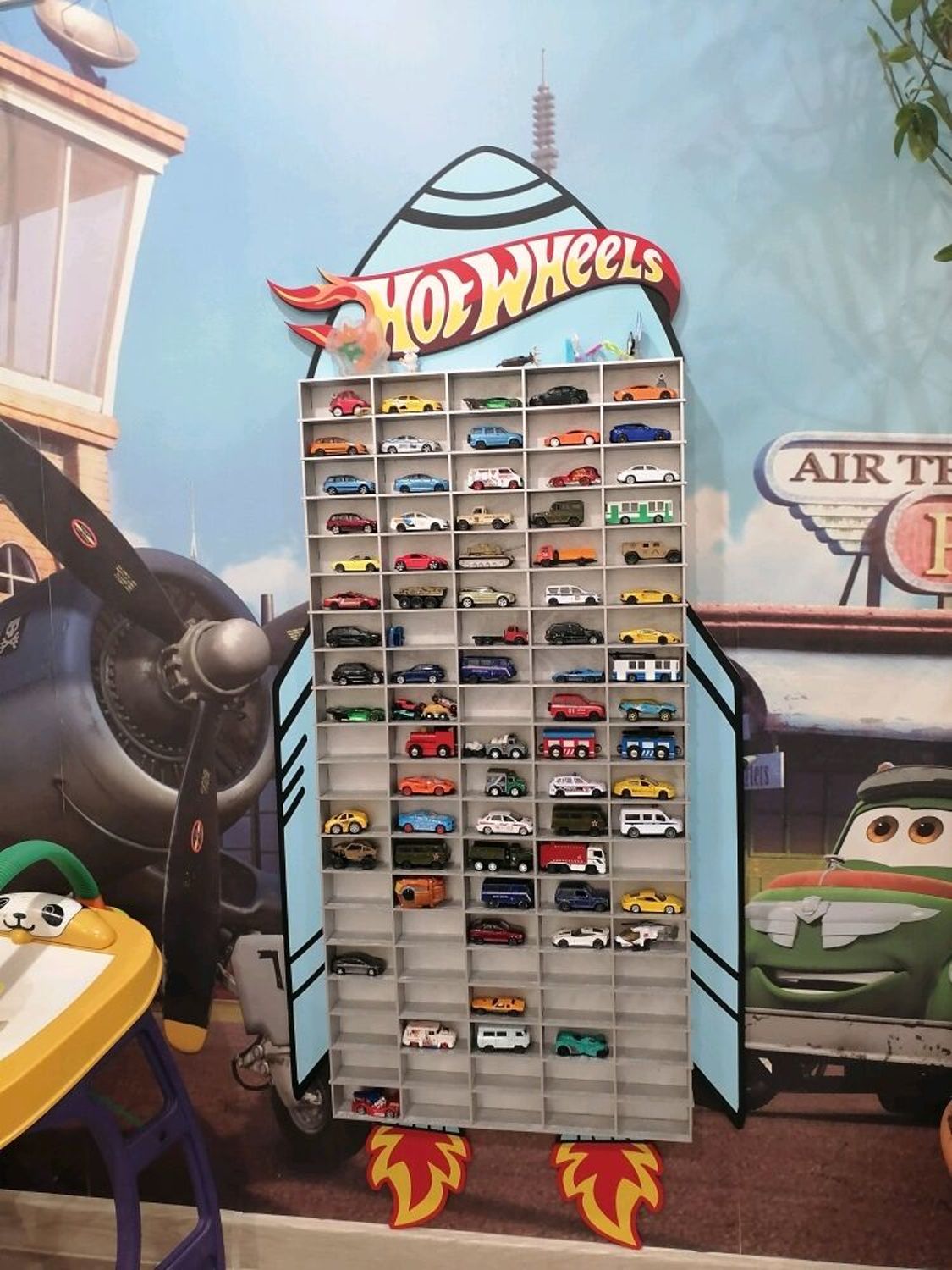 Фото №1 к отзыву покупателя Светлана о товаре Полка для машинок Hot Wheels.  Подарок мальчику. Гараж для машинок