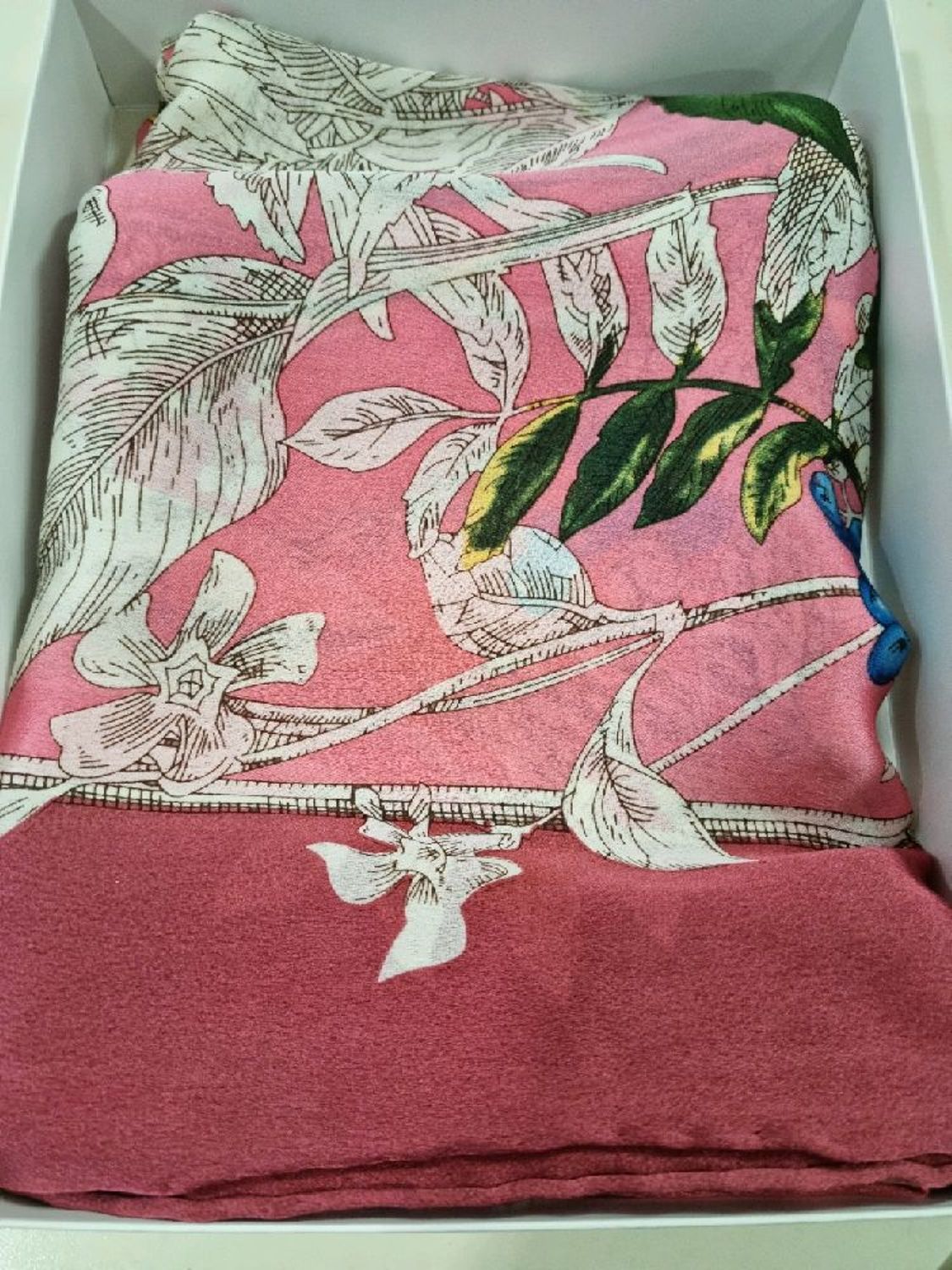 Photo №2 к отзыву покупателя Oksana о товаре Платки: Шелковый платок из ткани Gucci " Flowers"