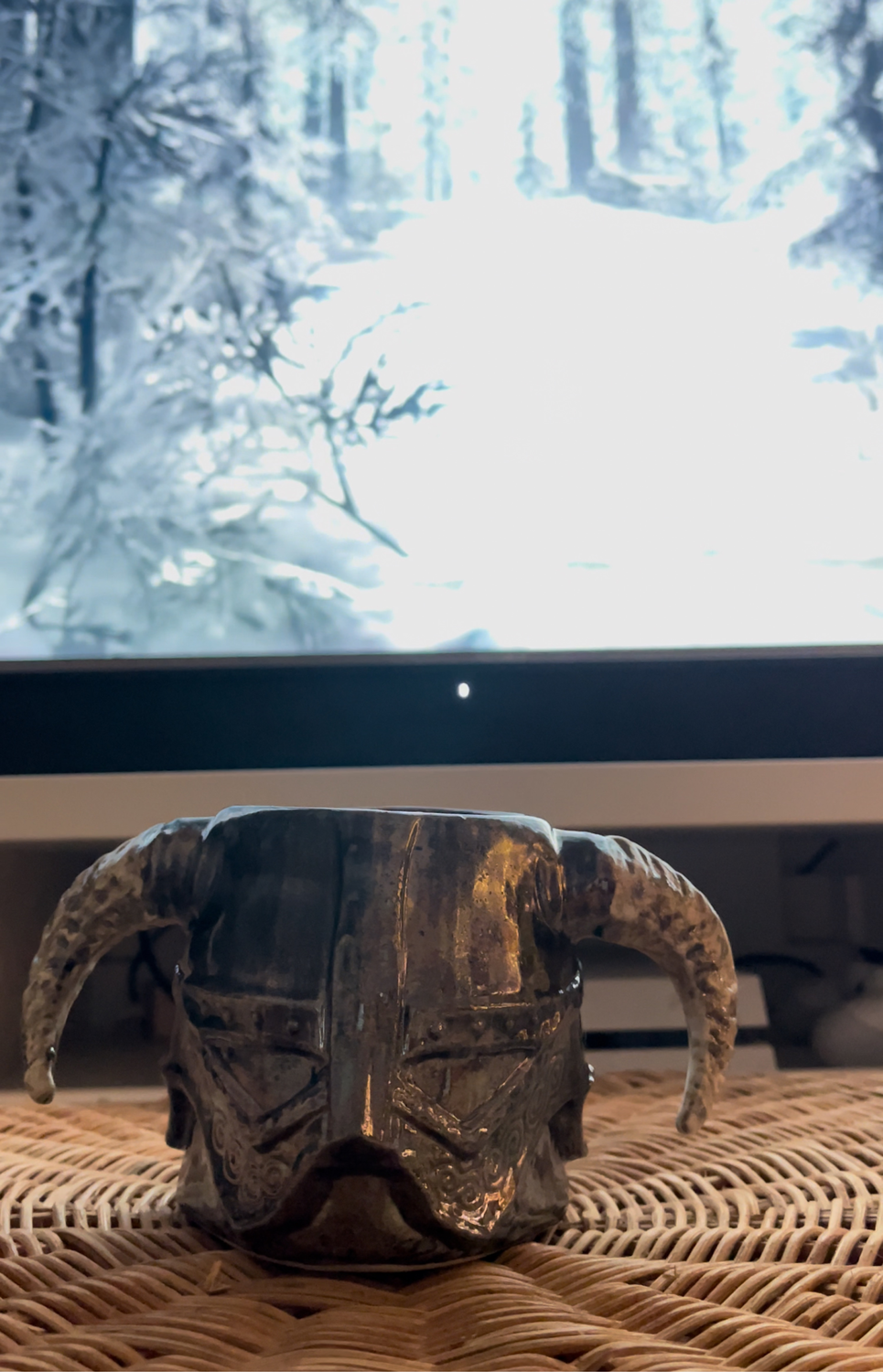 Фото №1 к отзыву покупателя Софья К о товаре Скайрим Кружка (шлем Довакина) Skyrim Iron Helmet Mug, керамическая