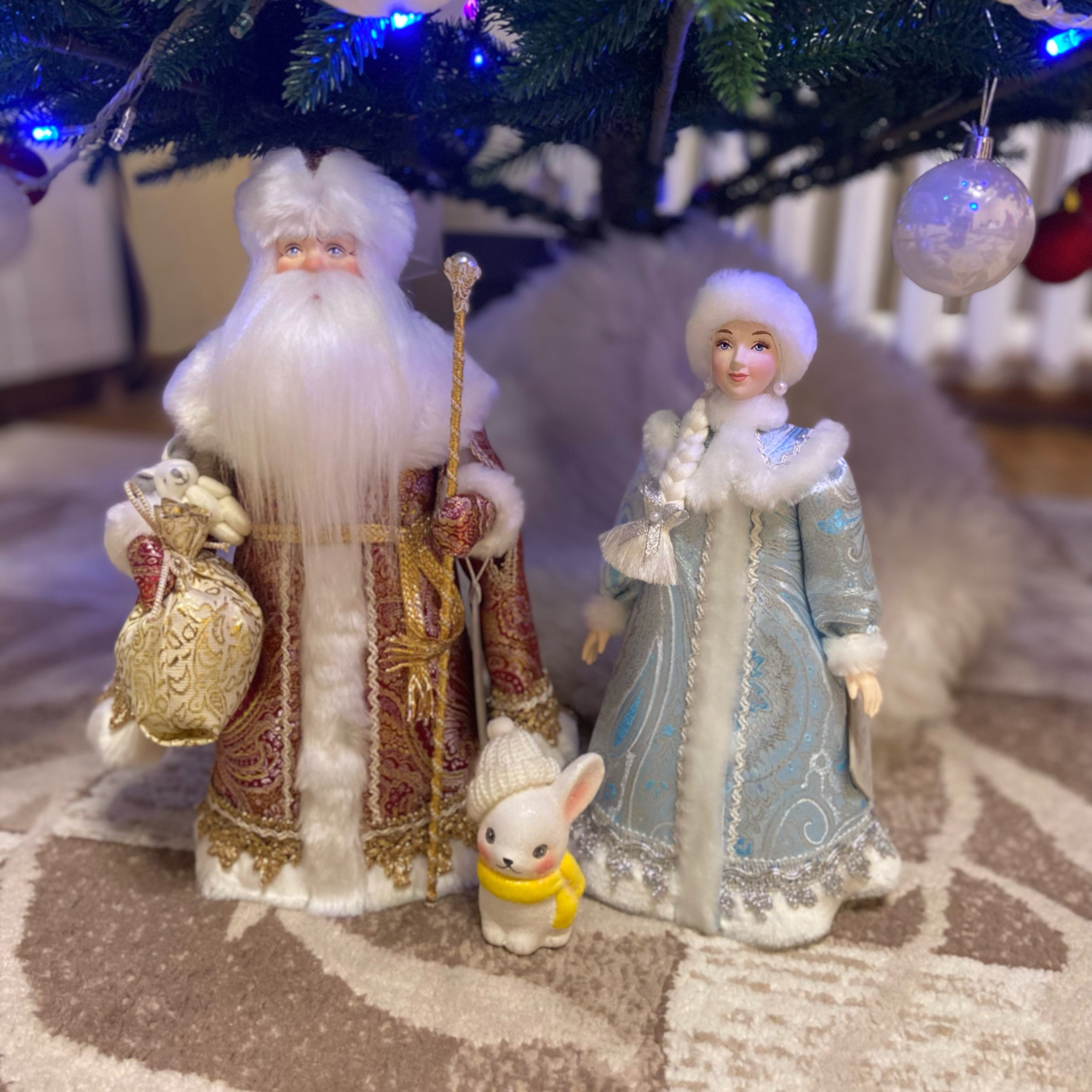 Фото №1 к отзыву покупателя Irina Lenina о товаре Дед мороз и Снегурочкой под ёлку. 33см.