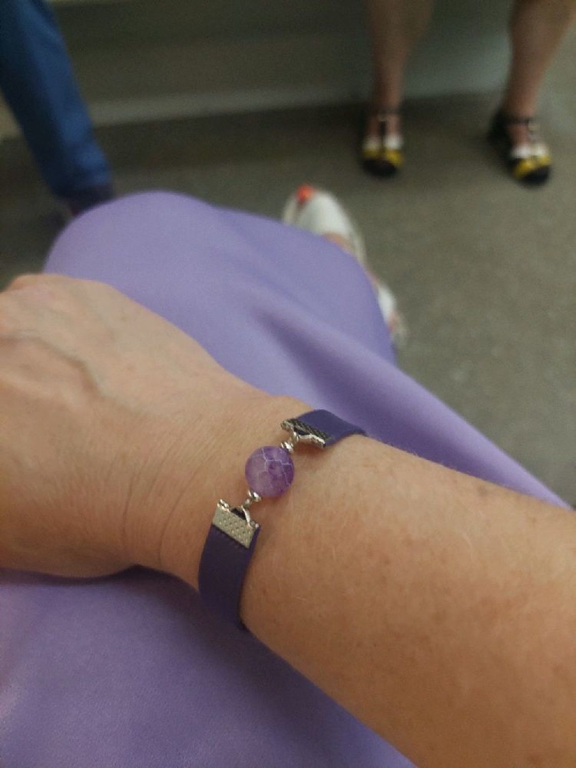Фото №1 к отзыву покупателя Татьяна о товаре Кожаный браслет с агатом камнем из натуральной кожи женский фиолетовый