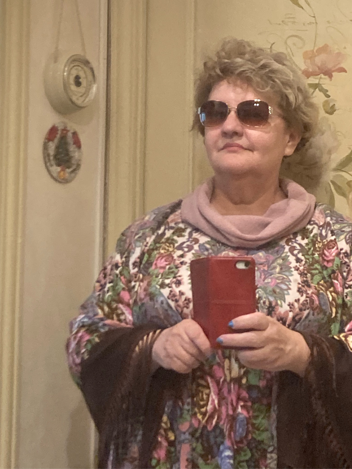 Photo №1 к отзыву покупателя Vera о товаре Пончо из шерстяного  платка в Русском Народном стиле . Съёмный ворот.