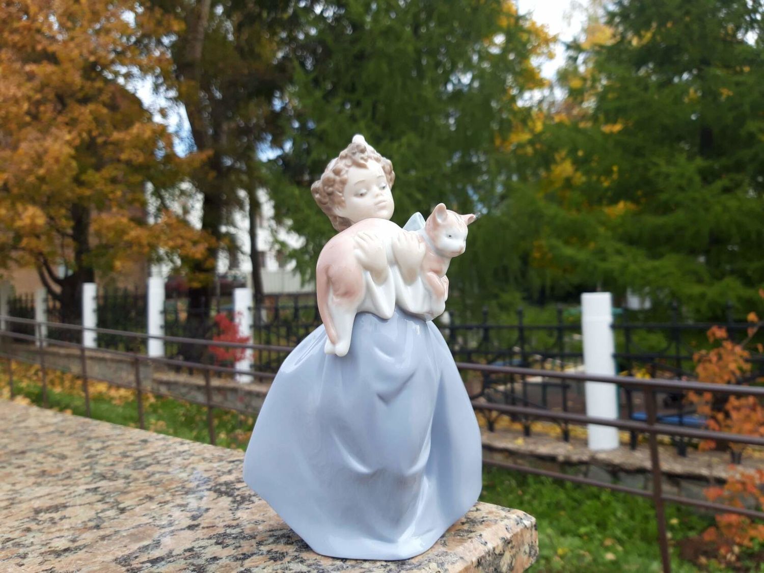 Фото №4 к отзыву покупателя Ивонина Елена о товаре Винтаж: LLADRO Испания статуэтка Девочка с котенком Раритет