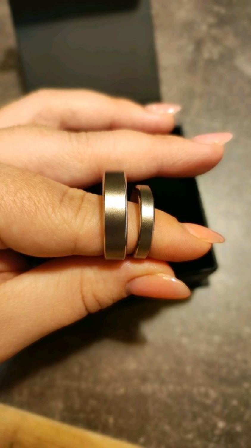 Photo №1 к отзыву покупателя Yuliya о товаре Титановые обручальные кольца. Матовые кольца с гранями. Широкие кольца