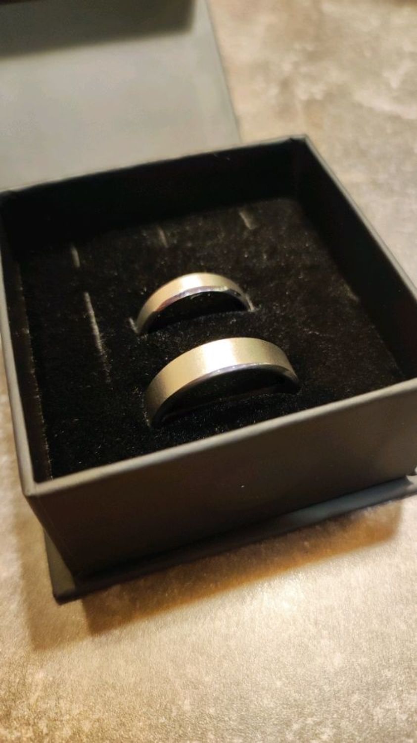 Photo №2 к отзыву покупателя Yuliya о товаре Титановые обручальные кольца. Матовые кольца с гранями. Широкие кольца