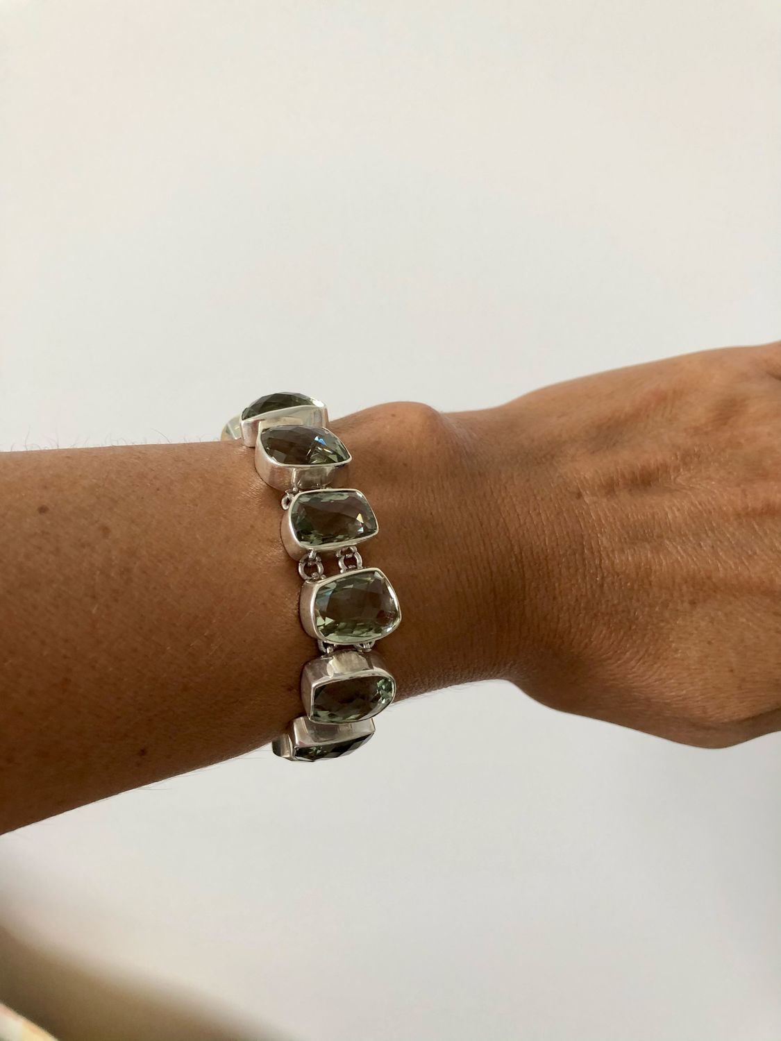 Фото №2 к отзыву покупателя Silk and leather jewelry Maryna Zhak о товаре Браслет из серебра и натурального зеленого топаза