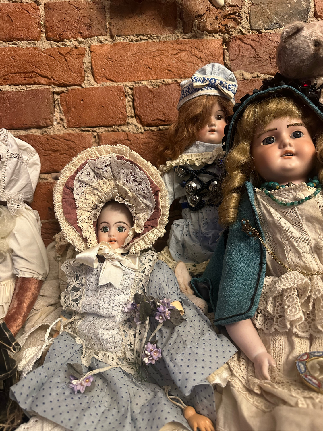 Photo №1 к отзыву покупателя Ushki i Usiki о товаре Аутфит для антикварной куклы. Бонет и платье.