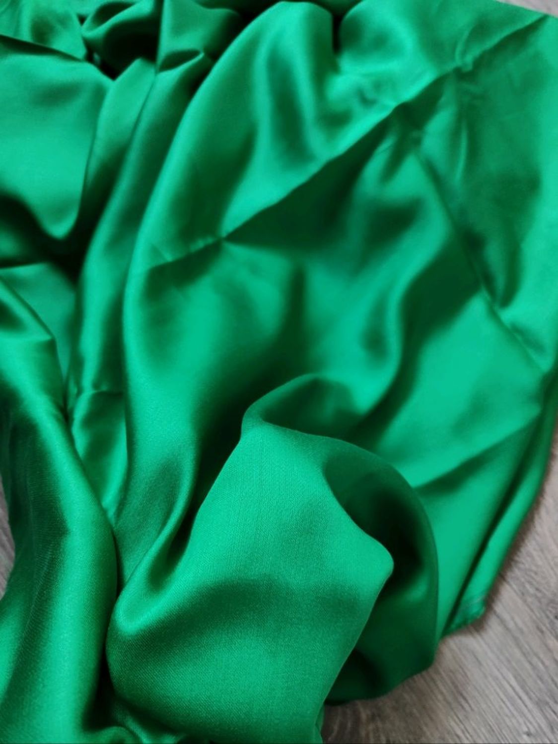 Photo №2 к отзыву покупателя Nad@ о товаре Ткани: Атласная вискоза Max Mara зеленый
