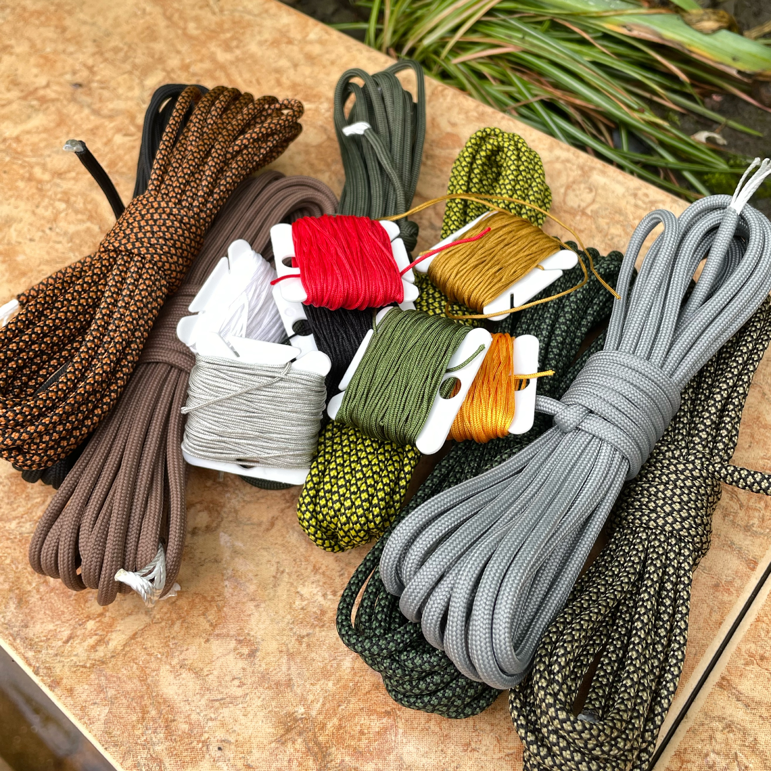 Фото №1 к отзыву покупателя Владимир о товаре Паракорд 4 мм SNAKE змея 7 stand (Paracord) и еще 2 товара