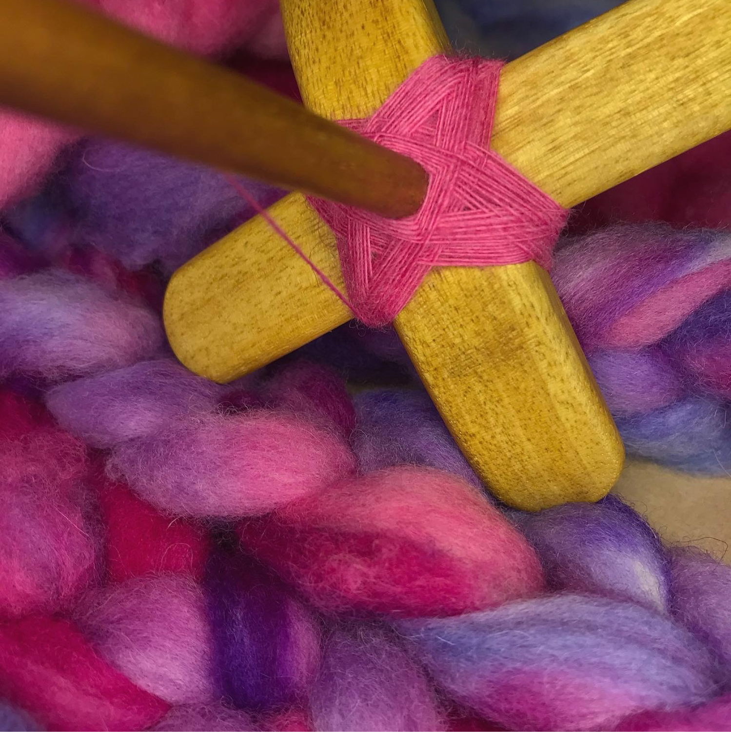 Фото №3 к отзыву покупателя chalsey_knittingthings о товаре Шерсть белая очень мягкая  натуральная овечья для прядения, валяния