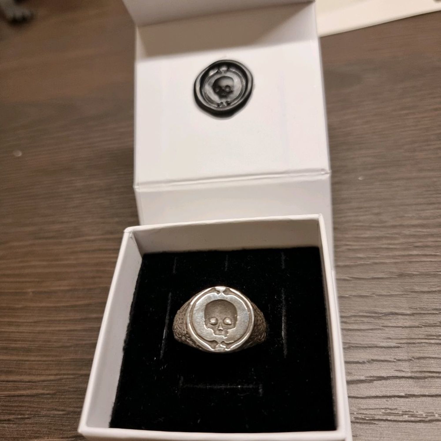 Фото №1 к отзыву покупателя Eka Loa о товаре Кольцо Skull & Bones Signet Ring