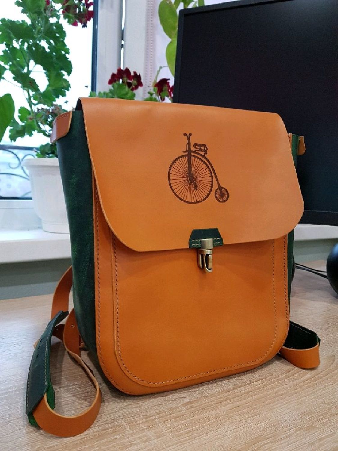 Фото №1 к отзыву покупателя YourCustomSculpture о товаре Рюкзак из кожи с ручной вышивкой Oranssi