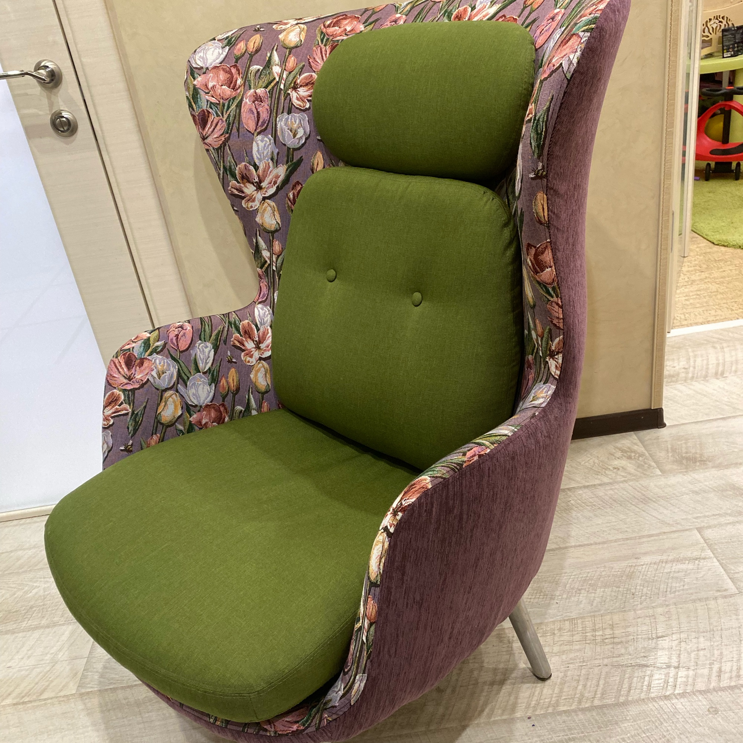 Фото №2 к отзыву покупателя Smolenchuk_shop о товаре Ткань гобеленовая "Тюльпан лиловый"